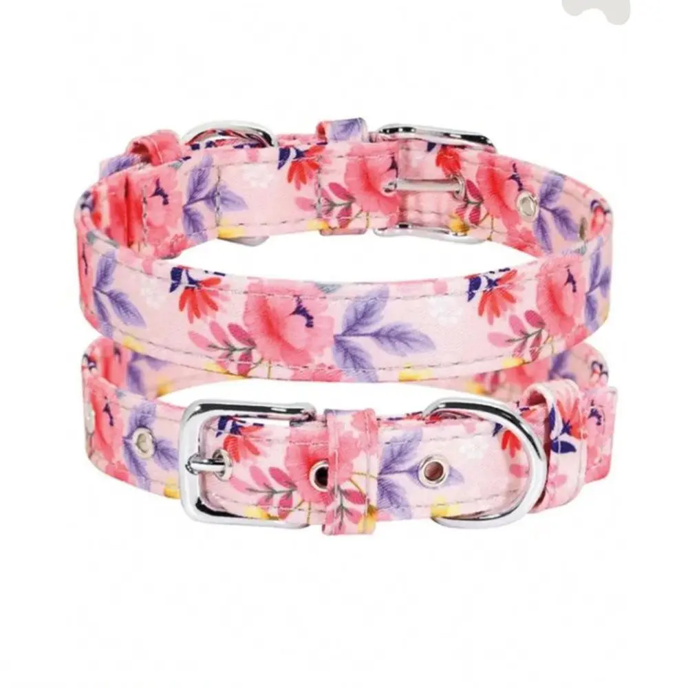 Collar floreado rosa